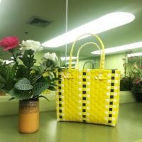 ราคา ตะกร้าสานเส้นพลาสติก แฮนด์เมด สีเหลือง ตัดน้ำเงิน (5314431233)