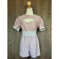 ราคา (ล้างสต็อค ลดสูงสุด 50%)ชุดจั๊มสูทขาสั้น สีชมพูตุ่นๆ แต่งลายลูกไม้ ผ้าไม่บางมีซับใน แขนตุ๊กตา มีซิปหลัง ของใหม่ ป้ายห้อย (25162503413)