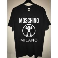 ราคา แฟชั่น GILDAN Yuanl5 {พร้อมส่ง เสื้อยืดแขนสั้น พิมพ์ลาย Moschino Milano Moschino สีดํา พลัสไซซ์ ของขวัญวันเกิด สําหรับผู (25808980576)