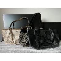 ราคา Coach แท้มือสอง กระเป๋าถือทรงช้อปปิ้ง ไม่มีสายยาว สีน้ำตาลครีม สีดำลายซี และสีดำหนังสาน สภาพดี แบรนด์เนมแท้มือสอง (12050416467)