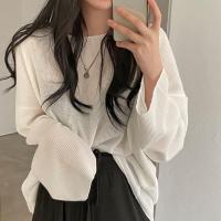 ราคา พร้อมส่ง เสื้อคอปาดแขนยาวทรงOversize สีขาว ทรงหลวมใส่สบาย ผ้าไหมพรมเส้นเล็กแอบกึ่งซีทรูนิดๆจ้า (9061199047)