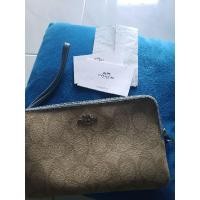 ราคา Saleกระเป๋าคล้องมือ coachแท้ 2 ซิป 8นิ้ว ใช้งานเพียงครั้งเดียว (21082612594)