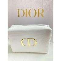 ราคา กระเป๋าเครื่องสำอางค์ Dior Cosmetic bag สีขาว โลโก้ Dior สีทอง (9557603164)