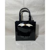 ราคา TED BAKER London แท้ กระเป๋าหนังแก้ว PU สีดำมัน สูง9.5“ กว้าง9.5” ฐาน4.5“ (23257635059)