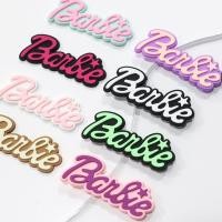 ราคา กล่องสีชมพูตุ๊กตาบาร์บี้ jibits ตัวอักษร Jibbits สําหรับออกแบบตุ๊กตาบาร์บี้ Jibitz designks สําหรับผู้หญิงรองเท้าอุปกรณ์เสริม Charms Pins ตกแต่ง (23051607065)