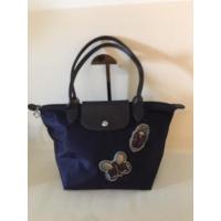 ราคา Longchamp กระเป๋าถือsize S หูยาว สีม่วงเข้ม ปักลายผีเสื้อ(Limited)สภาพใช้งาน 95% (22975471760)