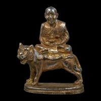 ราคา รูปหล่อหลวงพ่อเปิ่นนั่งเสือ เนื้อโลหะ ขนาดตั้งหน้ารถ (27161285501)