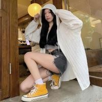 ราคา พร้อมส่ง เสื้อคลุมมีฮู้ดแขนยาวสีขาว ดีเทลมีกระเป๋าอก เชือกฮู้ดรูดได้จริง ปลายทรงโค้ง ผ้าคอตตอนทอลายทางร่อง (23942365240)