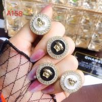 ราคา Versace Simple Earrings/Titanium Steel Letter Logo/Personal/Exquisite/Elegant ต ่ างหูสตั ๊ ดเครื ่ องประดับผู ้ หญิง (24229347836)