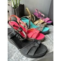 ราคา Crocs ส้นเตารีด แท้ Leigh Sandal Wedge (20185425548)