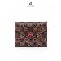 ราคา [ของแท้] LV VICTORINE WALLET SHORT BROWN RED DAMIER CANVAS GHW มีใบรับประกัน ตรวจสอบได้ทุกใบ ✅ (42359045489)