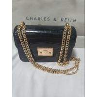 ราคา กระเป๋า charles & keith ของแท้ 100% มือ 2 สภาพประมาณ 90% (22621448204)