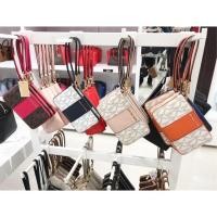 ราคา กระเป๋าสตางค์ผู้หญิงคล้องมือ MICHAEL KORS ลดราคา 50% (4116054322)