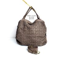 ราคา กระเป๋ามือสอง ราคา 680 บาท ทรงถือ คล้องไหล่ได้ สายยาวเดิม หนังแท้ ฉลุลาย น่ารัก แบรนด์ Made in Italy มีรอยใช้งานทั่วๆไป (20774378508)