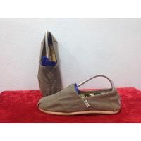 ราคา รองเท้า TOMS มือสองของแท้ 100 % ไซส์ 41 ยาว 26.5 ซม. (993621718)
