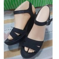 ราคา Crocs รองเท้าส้นตึกรัดส้นสีดำ size:w7/37.5/23.8 cm สูง 3 นิ้ว พื้นเดิม สภาพดี #มือสองC85 (26116354224)