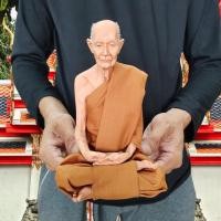 ราคา NMT8 หลวงปู่มั่น ภูริทัตโต วัดป่าสุทธาวาส หน้าตัก5นิ้ว งานไฟเบอร์หุ่นขี้ผึ้งห่มจีวรติดเกศาเสมือนจริง (23650303333)