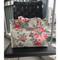 ราคา โค้ดส่วนลด 100฿ NEWJIAI [Cath Kidston] กระเป๋าถือ ลายดอกวินเทจ สีเทา ของใหม่ ป้ายห้อยในถุงผ้า แบรนด์แท้จากญี่ปุ่น (1304455592)