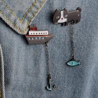 ราคา พร้อมส่ง เข็มกลัดตุ้งติ้งติดเสื้อ/กระเป๋า ลาย Cat and Ship (4919931275)