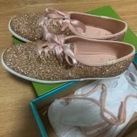 ราคา ส่งฟรี รองเท้าผ้าใบ keds x kate spade สีชมพู ของแท้ ใหม่มากใส่แค่ครั้งเดียว (4310676485)