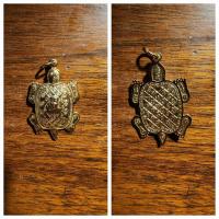 ราคา เหรียญพญาเต่าเรือน หลวงพ่อบุญเรือน วัดยางสุทธาราม เนื้อทองแดงกะไหล่ทอง พระเครื่อง (42703624459)