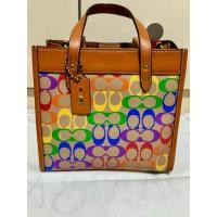ราคา กระเป๋า Coach ของแท้ ทรงช้อปปิ้งสีน้ำตาลลาย C สีรุ้ง ว้สดุหนังแคนวาส เก็บดีเทลด้วยหนังแท้ มีสายสปอร์ตผ้ายาวเส้นใหญ่ (29321852223)