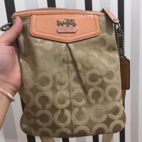ราคา special price [USED] COACH CROSSBODY BAG ผ้าลาย signature ขอบหนังสีชมพูของแท้สภาพสวย (1701961314)