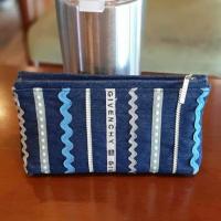 ราคา Givenchy ของแท้ ผ้ายีนส์ ทรงสวย ถือเป็นครัช ใส่มือถือได้ สวยมาก ขนาด 8×5×1.5 นิ้ว (6941169585)