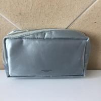 ราคา กระเป๋า เครื่องสำอางค์ แบรนด์ Greyhound x การบินไทย กระเป๋า ของแท้ มือ 1 สีเงิน ซิปสีเงินอย่างดี จุของได้เยอะ ของแท้ (2058461623)