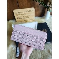 ราคา กระเป๋าสตางค์ MCM Logo-Embossed Large Zip Wallet (19964496461)