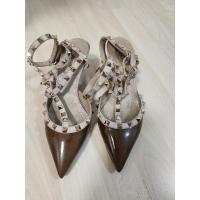 ราคา รองเท้าvalentinoอุปกรณ์มีถุงผ้าสีแดงให้ค่ะสภาพดีค่ะ สีสวยหายากนะคะ (21685670165)