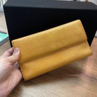 ราคา LV Epi wallet มีตำหนิ มือ2 ของแท้ (23090431331)