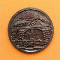 ราคา เหรียญที่ระลึกงานบูรณะศาลาวงกลม โรงเรียนนายร้อยพระจุลจอมเกล้า พศ 2557 เนื้อทองแดง ขนาด 4 เซน พร้อมกล่อง พระเครื่อง (13886161129)