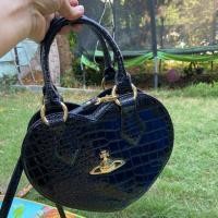 ราคา กระเป๋า มือสอง ของแท้ Vivienne westwood มีสายสะพายข้าง cross body หรือจะใช้หิ้ว คล้องมือก็ได้ค่ะ (7522386365)