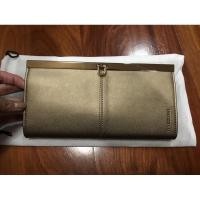 ราคา LYN คลัช สีออก rose gold เล็กๆ สภาพเหมือนใหม่ใช้ครั้งเดียว (6361494179)