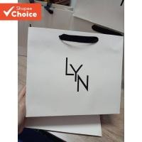 ราคา LYN White Glossy Paper Gift Bag (281024cm) – กระเป๋าช้อปปิ้งพร้อมที่จับสีดําสําหรับของขวัญและบรรจุภัณฑ์ขายปลีก (28617331852)