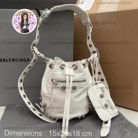 ราคา : New!! Balenciaga BB Bucket Le Cagole Bag XS‼️ก่อนกดสั่งรบกวนทักมาเช็คสต๊อคก่อนนะคะ‼️ (41000135599)