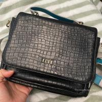 ราคา ส่งต่อ กระเป๋า สีดำ elle ของแท้100% มีสายโซ่ให้ มือ2 สภาพดังรูป ส่งฟรี (17993100603)