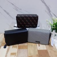 ราคา กระเป๋าสะพายข้างทรงกล่อง GUESS MINI CROSSBODY BAG หนังดีมาก ด้านหย้าติดโลโก้แบรนด์ (26684791354)