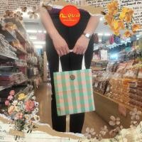 ราคา กระเป๋าถือขนาดใบเล็ก ผ้าขาวม้า ผ้าโทเร่ลายสก๊อต (ลายหน้า/หลังต่างกัน) สายผ้าดิบ ติดเทปตีนตุ๊กแก (จำนวน 1 ใบ) (4559041987)