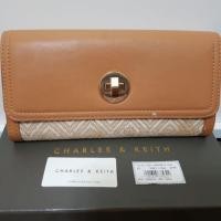 ราคา charles&keith กระเป๋าสตางค์ แท้100% มือสอง ส่งฟรี EMS (758123217)
