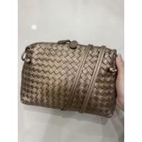 ราคา Bottega Veneta Rose Gold Metallic Intrecciato Leather Nodini Crossbody Bag (11731689204)