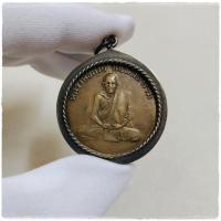 ราคา เหรียญหลวงพ่อกวย ชุตินธโร งานเลี่ยมกรอบเงินแปะตั๊ง เป็นเหรียญกลม ดูแข็งแรงเข้มขลัง (24793145168)