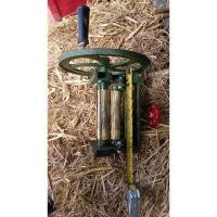 ราคา เครื่องบดปลาหมึกมือหมุน ตัวใหญ่ แกนทองเหลืองมือสอง​ (19870868708)