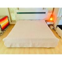 ราคา ผ้าปูรองนอน หรือพรมปูพื้น (ผืนใหญ่มาก) ขนาด 6.5-7ฟุต สีน้ำตาลกำมะหยี่ปักลายดอกขอบโค้งรอบด้าน มือสองขายตามสภาพ เกาหลีแท้ (22214181949)