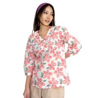 ราคา Blue Corner เสื้อเบลาส์ พิมพ์ลาย คอบัว สีชมพู / Floral Print 3/4 Sleeve Blouse (Pink) (29739386934)