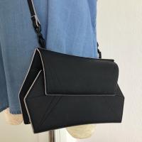 ราคา Charles & Keith กระเป๋าสะพายข้าง สีดำ มือสอง ✌ (6838289322)