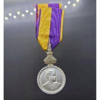 ราคา เหรียญ ที่ระลึก พระราชพิธี สถาปนาสมเด็จพระเทพ ฯ พระเทพ เนื้อเงิน พร้อมแพ ร แถบ แบบผู้ชาย พ.ศ.2520 #ของสะสม (28056703974)