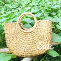 ราคา กระเป๋าสานผักตบชวา แบบถือ หูกลม ทรงครึ่งวงกลม (5635429372)