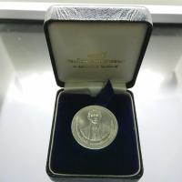 ราคา เหรียญ เนื้อเงิน เหรียญที่ระลึก 100 ปี วันพระราชสมภพ สมเด็จพระบรมราชนก ปี 2535 พร้อมกล่องเดิม (3655657960)